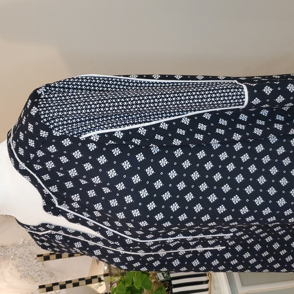 LOFT Beautiful Navy & White Top! ๐๐๐ - Picture 5 of 11